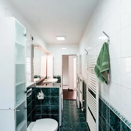 Maisonette In Heart Of Apartment