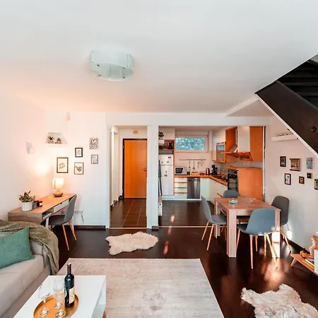 Maisonette In Heart Of Apartment